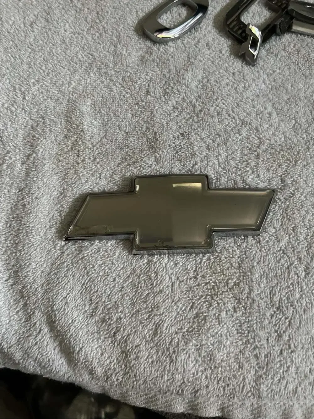 06 07 08 09 10 11 12 13 CHEVROLET IMPALA FRONT EMBLEM LOGO BADGE USED OEM A26976